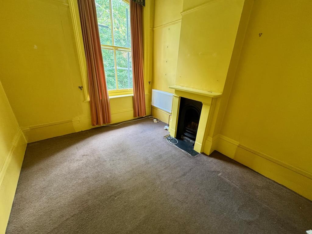 Lot: 53 - THREE-BEDROOM APARTMENT IN PERIOD BUILDING - Bedroom 3
